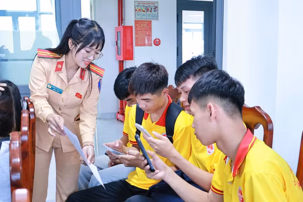 CSGT hướng dẫn sinh viên quét mã QR để truy cập tài liệu. (Ảnh: NT)