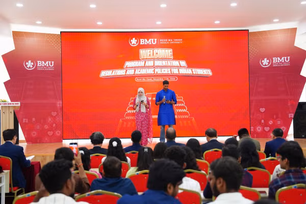 Akshay và Aleena - đại diện sinh viên Ấn Độ tại BMU chia sẻ kinh nghiệm học tập và sinh hoạt tại Việt Nam.