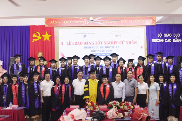 Trao bằng tốt nghiệp cho các tân cử nhân. (Ảnh: NT)