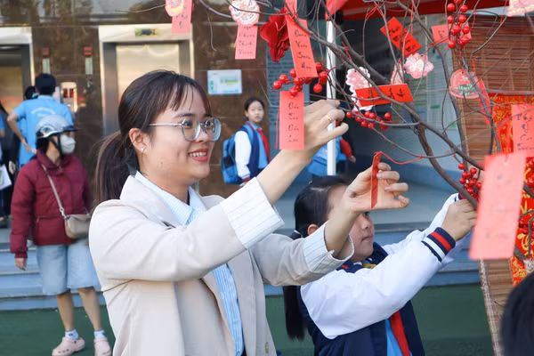 Cô trò Trường Tiểu học và THCS Nguyễn Khuyến, phường Thành Nhất tham gia Hội chợ Xuân 2026.