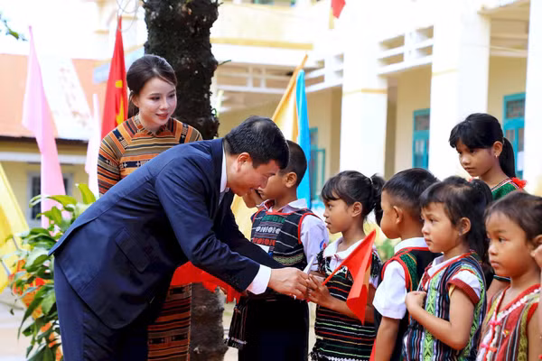 Bí thư Tỉnh ủy Lâm Đồng Y Thanh Hà Niê Kđăm trao học bổng cho các em học sinh có hoàn cảnh khó khăn.
