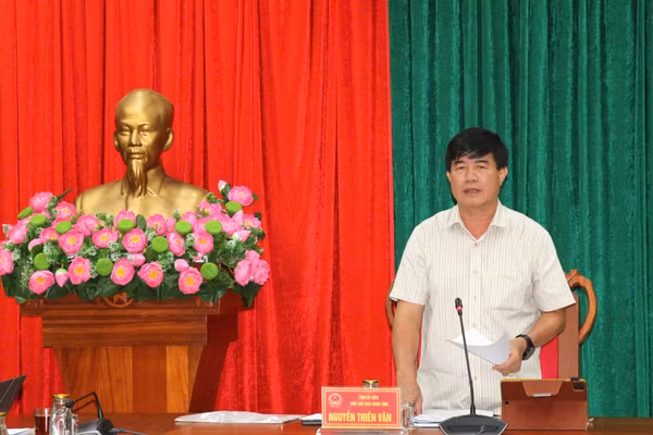 Phó Chủ tịch UBND tỉnh Nguyễn Thiên Văn chủ trì họp bàn phương án sắp xếp trường học. (Ảnh: Thế Hùng)