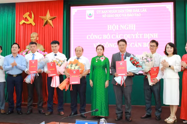 Ban Giám đốc Sở GD&ĐT trao các quyết định điều động, bổ nhiệm cán bộ quản lý.