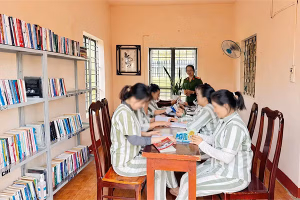 Góc thư viện nhỏ ở Trại Tạm giam số 1, đều đặn đón nhận những "bạn đọc" đặc biệt vào mỗi buổi chiều.