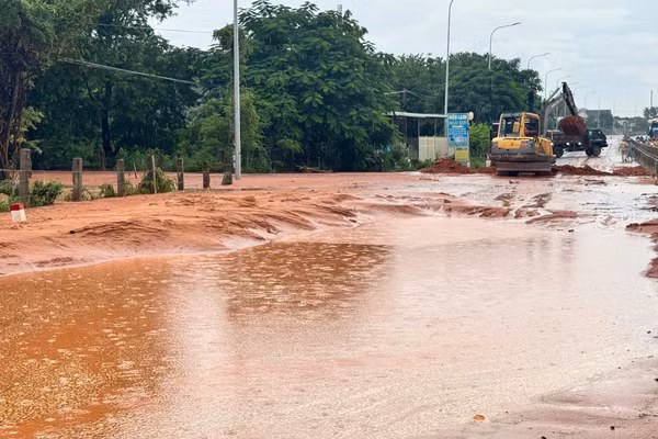 Cát đỏ tràn xuống mặt đường quốc lộ 1A đoạn qua xã Lương Sơn, tỉnh Lâm Đồng. (Ảnh: QT)