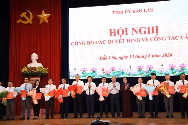 Bí thư Tỉnh ủy Đắk Lắk Lương Nguyễn Minh Triết trao quyết định, tặng hoa chúc mừng tân lãnh đạo các sở, ngành. (Ảnh: TH)