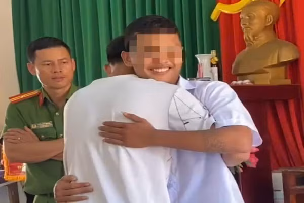 Những cái ôm giúp học sinh xóa bỏ khoảng cách, hóa giải mâu thuẫn. (Ảnh cắt từ clip)