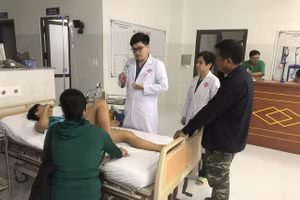 BS.CKII Vũ Khương An - Phó Trưởng Phòng Chỉ đạo tuyến và Nghiên cứu khoa học tư vấn cho người nhà và học sinh. (Ảnh: BVCC) 