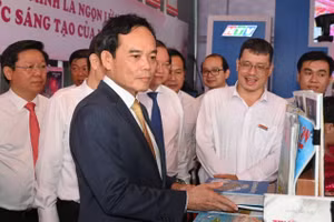 Ông Trần Lưu Quang - Bí thư Thành ủy TPHCM tham quan không gian trưng bày tại tại Hội nghị tổng kết 50 năm văn học, nghệ thuật TPHCM 