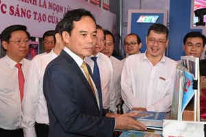 Ông Trần Lưu Quang - Bí thư Thành ủy TPHCM tham quan không gian trưng bày tại tại Hội nghị tổng kết 50 năm văn học, nghệ thuật TPHCM