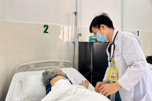 Bác sĩ đang thăm khám cho bệnh nhân trước khi xuất viện. (Ảnh minh họa: BVCC)