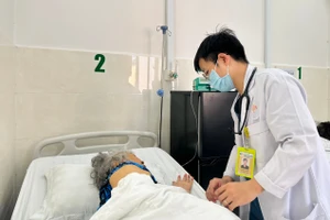Bác sĩ đang thăm khám cho bệnh nhân trước khi xuất viện. (Ảnh minh họa: BVCC)