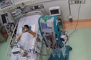 Bệnh nhi trong thời gian điều trị tại khoa Hồi sức tích cực Chống độc - Bệnh viện Nhi đồng 1. (Ảnh: BVCC)