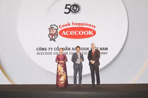 Đại diện Acecook Việt Nam nhận giải Top 50 doanh nghiệp Phát triển bền vững tiêu biểu tại Việt Nam.