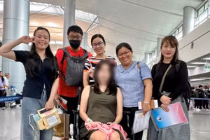 Sản phụ cùng các bác sĩ hạ cánh an toàn tại sân bay Singapore. 