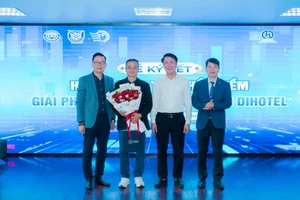 Đại diện 3 trường HNMU, EAUT và Học viện Phụ nữ Việt Nam tặng hoa tri ân nhà tài trợ.