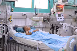 Sau 4 ngày, bệnh nhi M. cai máy thở. 