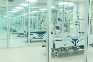 Tòa nhà Bệnh viện Đa khoa nằm trong khuôn viên Bệnh viện Quân y 175.