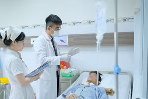 Bác sĩ thăm khám cho bệnh nhân H. Ảnh: BVCC.