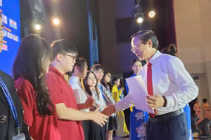 Thứ trưởng Bộ GD&ĐT Phạm Ngọc Thưởng trao giải cho học sinh đạt giải Nhất. Ảnh: L.N