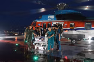 Trực thăng EC225 đáp tại tòa nhà Viện chấn thương chỉnh hình - Bệnh viện Quân y 175.