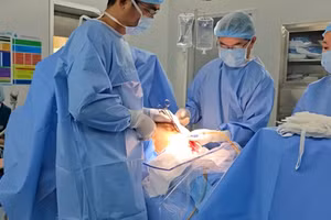 Ca phẫu thuật kéo dài 4 tiếng tại Bệnh viện Từ Dũ (TPHCM). Ảnh: BVCC