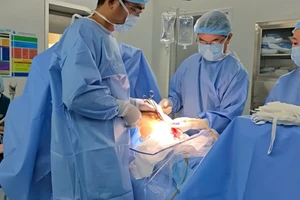 Ca phẫu thuật kéo dài 4 tiếng tại Bệnh viện Từ Dũ (TPHCM). Ảnh: BVCC
