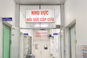 6 bệnh nhân nhập viện, nghi ngộ độc methanol sau khi uống rượu khi đi du lịch cùng nhau. 