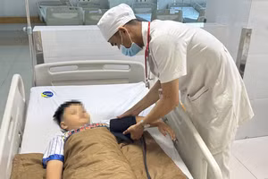 Điều dưỡng kiểm tra huyết áp cho bệnh nhi. 