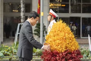 Bí thư Thành ủy TPHCM Trần Lưu Quang dâng hoa tượng đài Chủ tịch Hồ Chí Minh. 