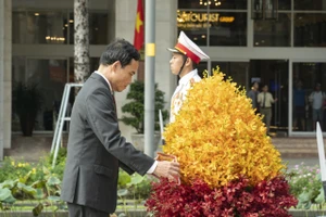 Bí thư Thành ủy TPHCM Trần Lưu Quang dâng hoa tượng đài Chủ tịch Hồ Chí Minh. 