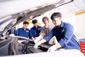 Sinh viên ngành Công nghệ kỹ thuật ô tô của HUTECH đang thực hành. 