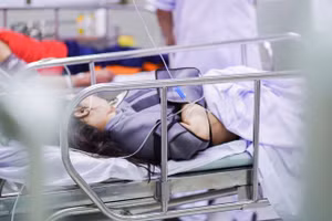 Hai nạn nhân sống sót đang được điều trị tích cực tại Bệnh viện Nhân dân Gia Định.