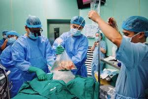 Trái tim được vận chuyển từ Hà Nội của người chết não đến TPHCM.