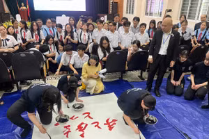 Trường THPT Mishima tỉnh Ehime - Nhật Bản viết thư pháp.