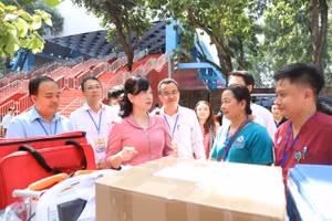 Bộ trưởng Bộ Y tế Đào Hồng Lan kiểm tra các điểm thực hiện nhiệm vụ đảm bảo sức khỏe cho Lễ 30/4. 