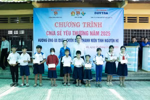 Bà Trịnh Thị Như Trang – Phó Bí thư Tỉnh đoàn, Chủ tịch Hội đồng Đội tỉnh Tây Ninh và ông Nguyễn Ngọc Thành – giám đốc Marketing Cty CPSX Nhựa Duy Tân trao học bổng cho học sinh giỏi có hoàn cảnh khó khăn.