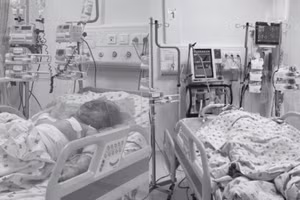 Đội ngũ y bác sĩ đang nỗ lực bằng các phương pháp để giành sự sống cho hai bệnh nhi. 