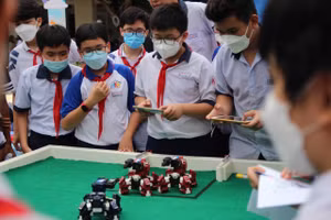 Học sinh Trường THCS Huỳnh Khương Ninh tham gia thi STEM.
