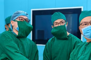 Ekip bác sĩ Bệnh viện Bình Dân thực hiện phẫu thuật tại đặc khu Côn Đảo. (Ảnh: BVCC)
