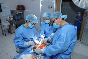Các bác sĩ thực hiện phẫu thuật. (Ảnh: BVCC)