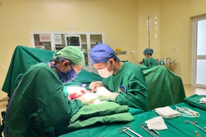 Ekip thực hiện ca phẫu thuật. (Ảnh: BVCC)