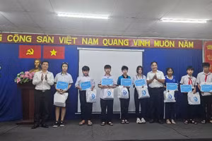 Lễ trao học bổng “EVNHCMC cùng các em đến trường” năm 2025.