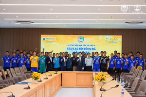  Đội hình Ban Huấn luyện cùng các cầu thủ CLB Bóng đá Đồng Tháp thi đấu tại Giải hạng Nhất Quốc Gia 2024 – 2025. 