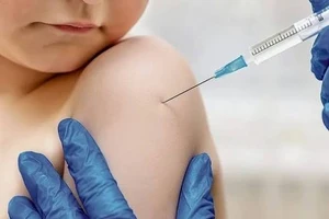 Ngành Y tế TPHCM kêu gọi các bậc phụ huynh hợp tác tích cực, cung cấp thông tin chính xác và đưa trẻ đi tiêm bù đầy đủ. (Ảnh: ITN) 