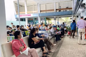 Người dân chờ thăm khám tại Bệnh viện Thống Nhất TPHCM.