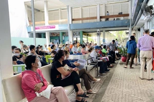 Người dân chờ thăm khám tại Bệnh viện Thống Nhất TPHCM.