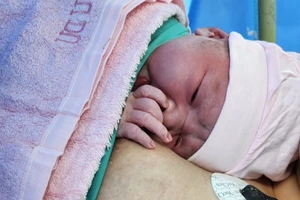 Trong 30 phút đầu tiên của năm mới 2026, các phòng sinh tại Bệnh viện Từ Dũ ngập tràn không khí khẩn trương xen lẫn hân hoan chào đón các công dân nhí đầu tiên năm 2026. 