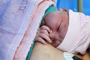 Trong 30 phút đầu tiên của năm mới 2026, các phòng sinh tại Bệnh viện Từ Dũ ngập tràn không khí khẩn trương xen lẫn hân hoan chào đón các công dân nhí đầu tiên năm 2026. 