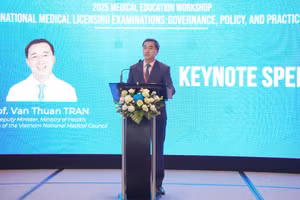 Ông Trần Văn Thuấn - Thứ trưởng Bộ Y tế phát biểu tại hội thảo.